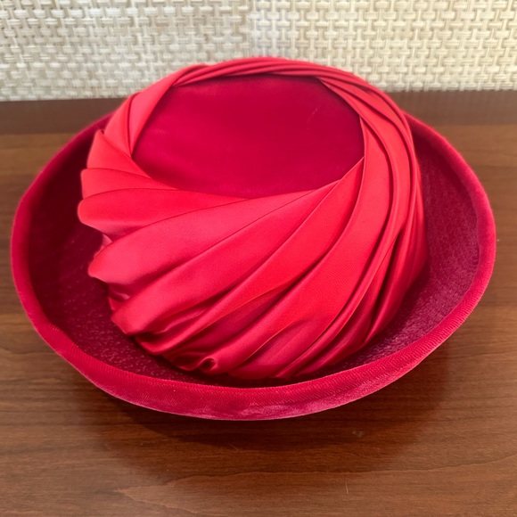 🌟HP🌟VTG 1950s Red Velvet & Pleated Satin Breton Hat by Milbrae Exclusives - Picture 10 of 14